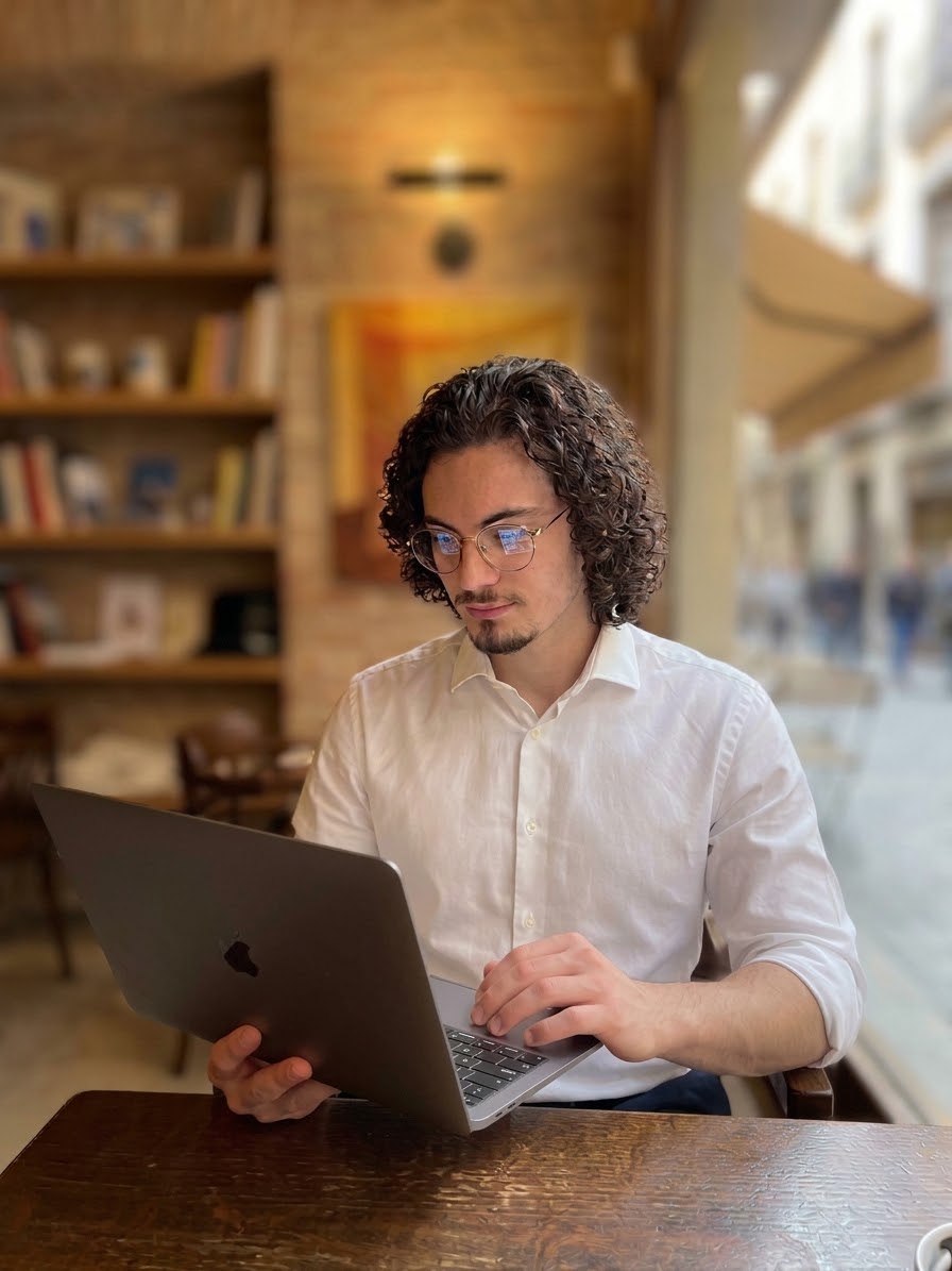 Benjamín Meincke, fundador de Neo Connect, trabajando con su portátil.